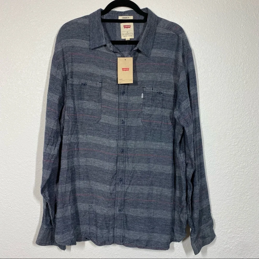 Levi’s Men’s standard fit blue striped long sleeve button down shirt